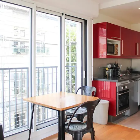 Charming 23 M With Balcony - Sacre Coeur Apartment